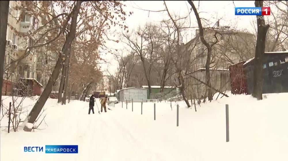 Город в снежном «плену»: в Хабаровске продолжают устранять последствия циклона