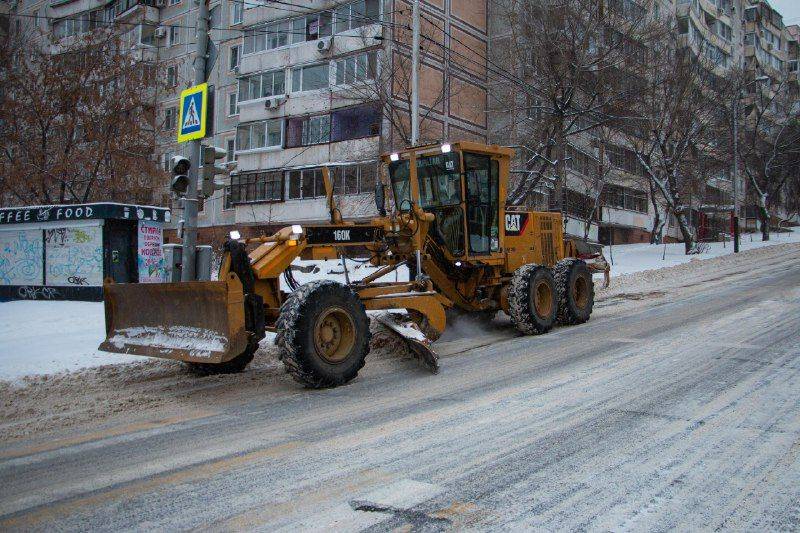 64 единицы спецтехники работали на улицах города в минувшие сутки