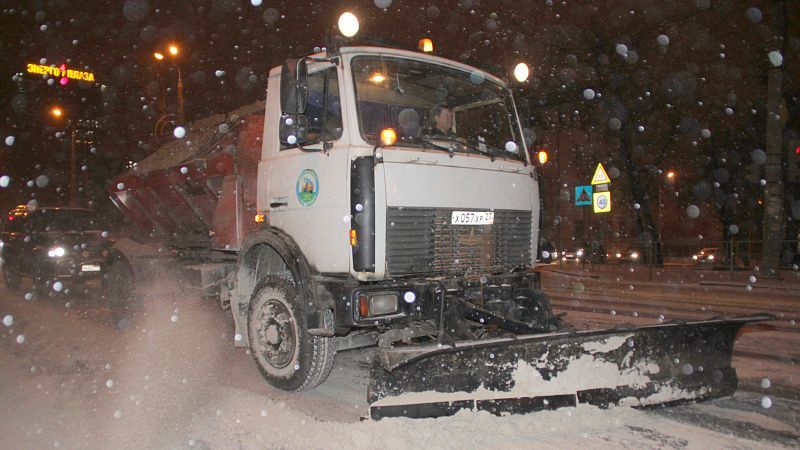 В Хабаровске продолжается уборка снега