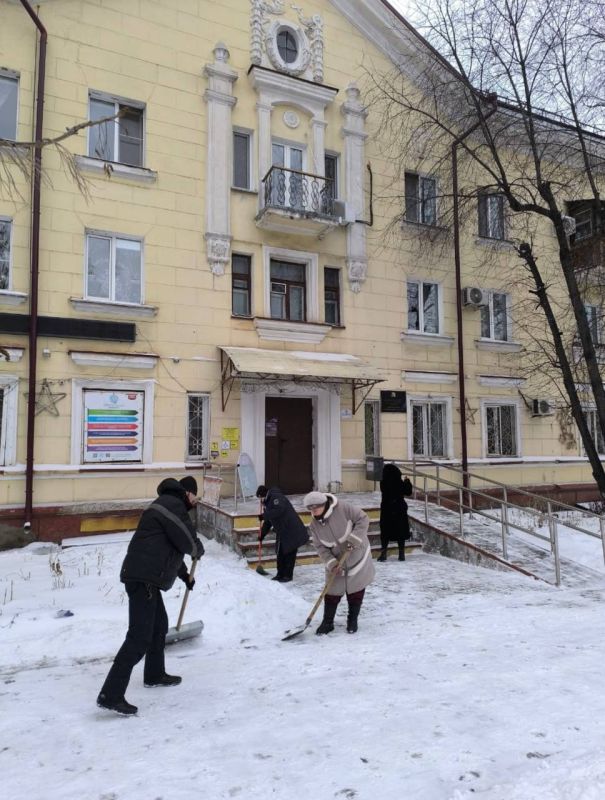 Коллектив МАУ ЦРН ДИАЛОГ вышел на уборку снега