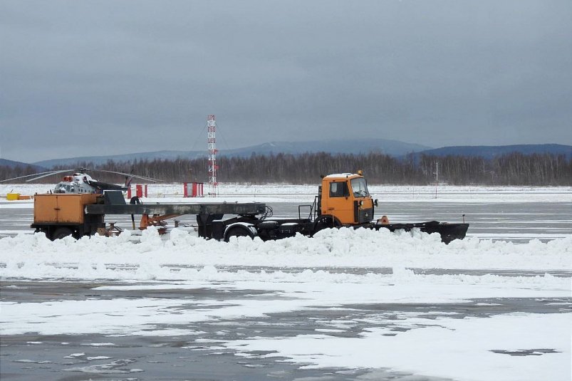 Расчистка взлетно-посадочной полосы Пресс-служба АО &quotХабаровские авиалинии&quot