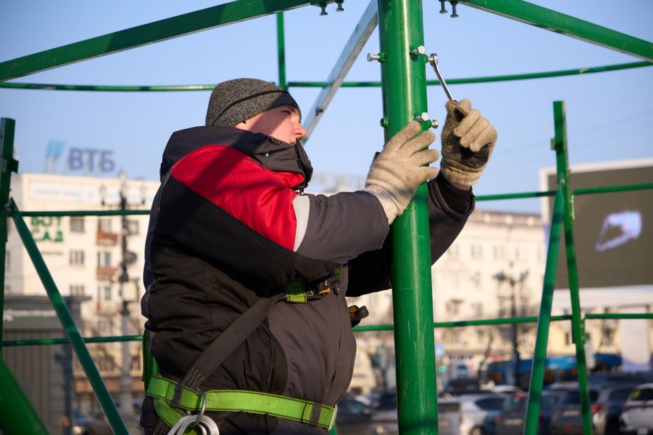 Новогоднюю ель начали возводить на главной площади города