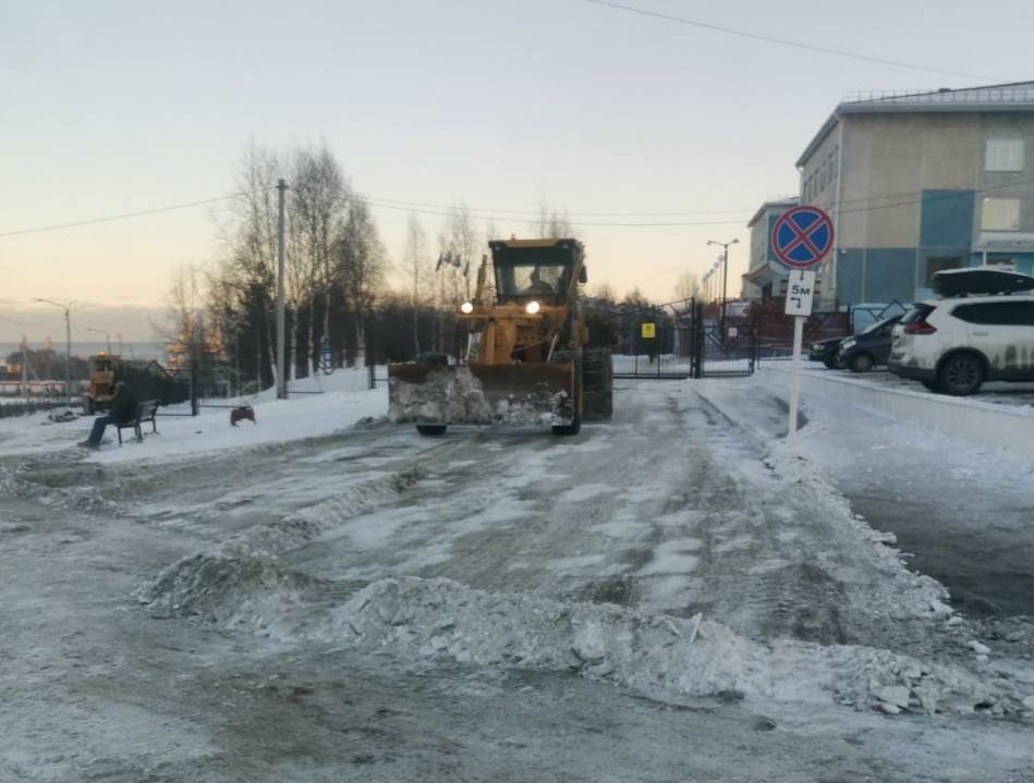 Покрытую снегом и наледью дорогу очистили в Ванино после вмешательства прокуратуры