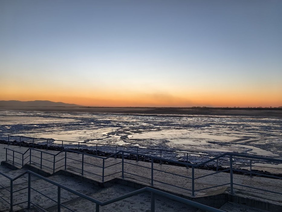 Ледостав стартовал на Амуре в Хабаровске: фото в лучах заката