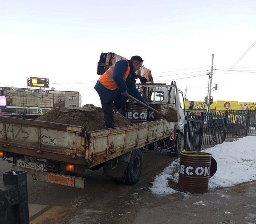 Хабаровчане просят песка: емкости с противогололедным средством установили на сложных участках трасс2