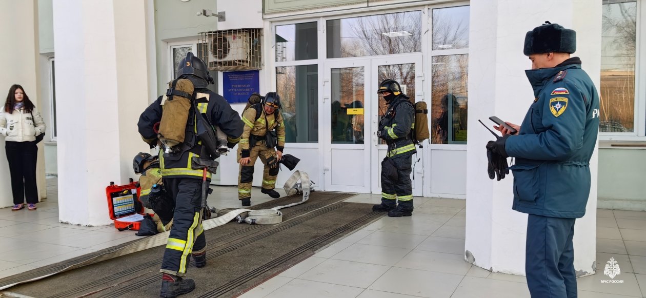 Хабаровские пожарные отработали свои действия на здании учебного заведения3