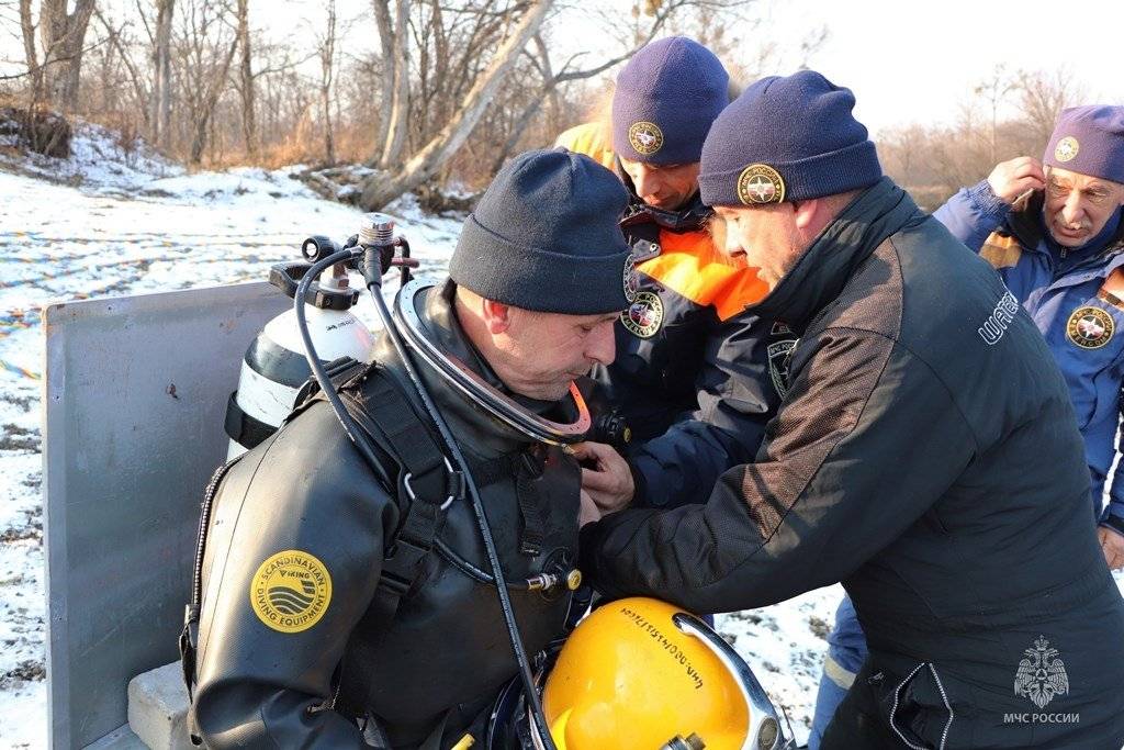 Мутная вода и скрытые опасности: водолазы Хабаровского края готовятся к зимним вызовам1