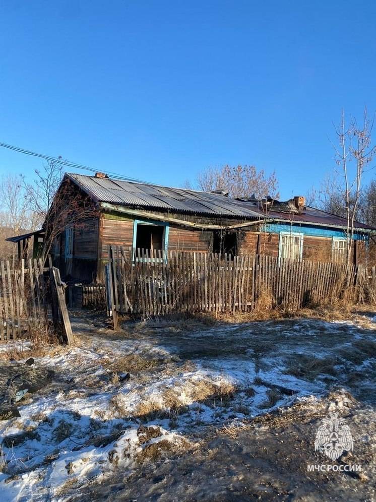 Мужчина умер на пожаре в своем доме в Хабаровском крае