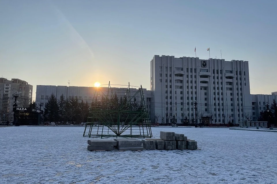 На площади Ленина в Хабаровске начали устанавливать каркас новогодней ели0