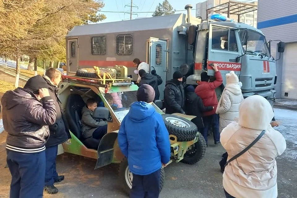 Память погибших росгвардейцев почтили в Хабаровске 8 ноября0