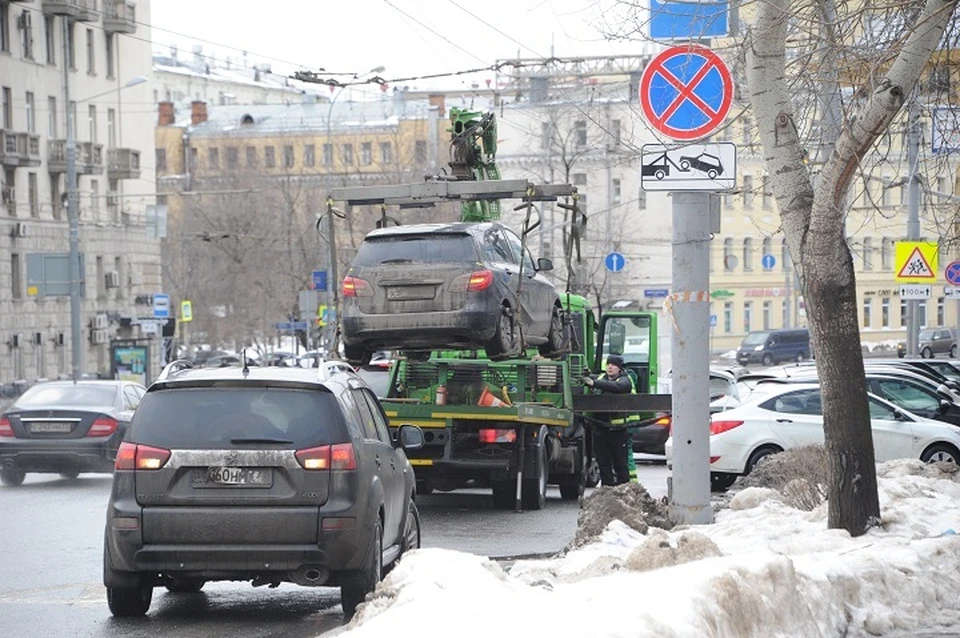 Припаркованные автомобили мешают дорожникам Хабаровска убирать снег0