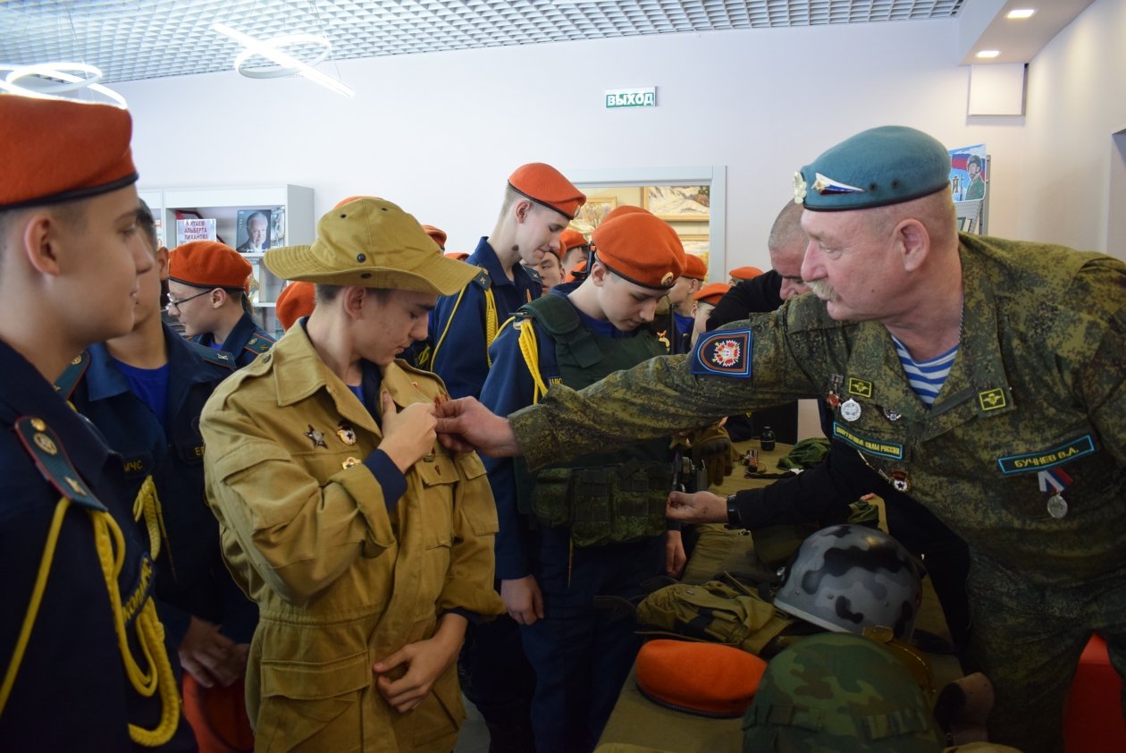 С родителями героев встретились хабаровские школьники в преддверии Дня Героев Отечества11