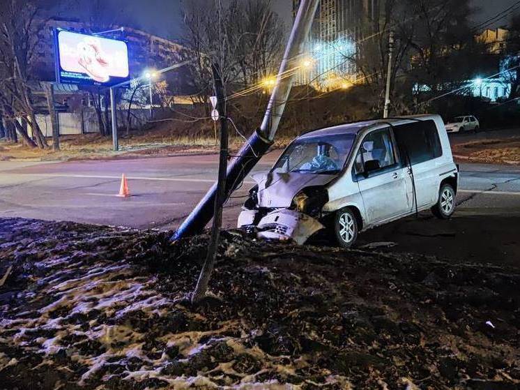 В Хабаровске нетрезвая девушка без прав врезалась в фонарь