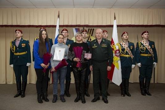 В Хабаровске состоялась передача удостоверения к государственной награде семье погибшего росгвардейца1