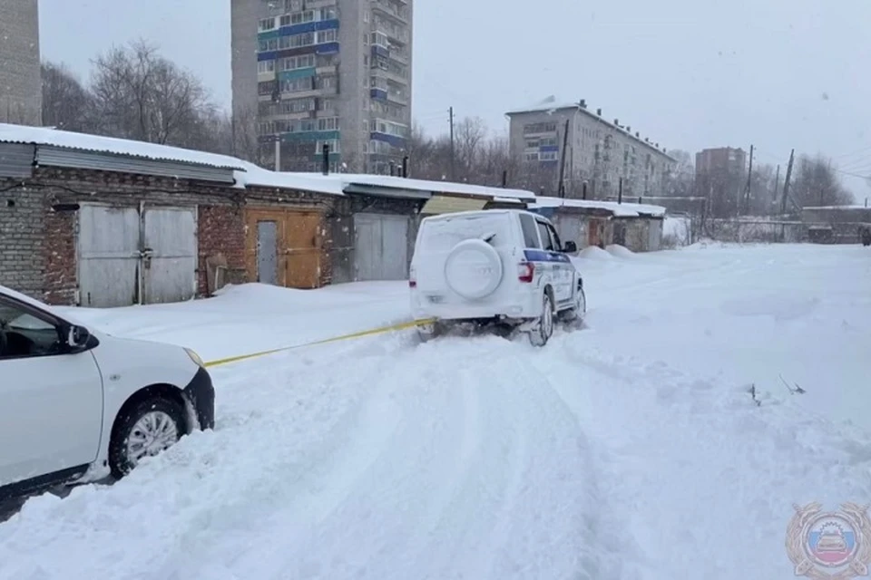 В снежном плену: сотрудники Госавтоинспекции оказывают помощь на дорогах Хабаровского края0