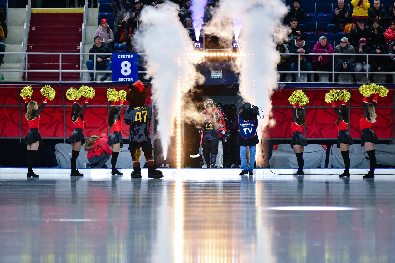 С почином: смотрим яркие фотографии первого матча в чемпионате России хабаровского «СКА-Нефтяника» и «Сибсельмаша»