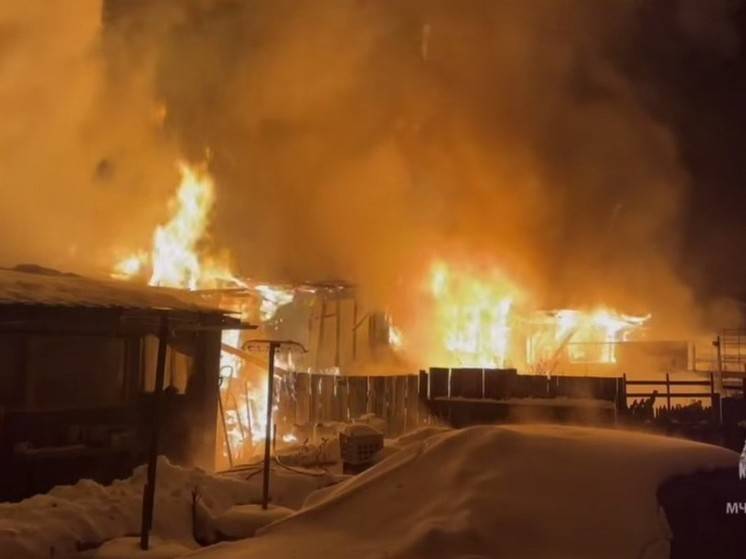 В Тынде загорелся трехквартирный жилой дом