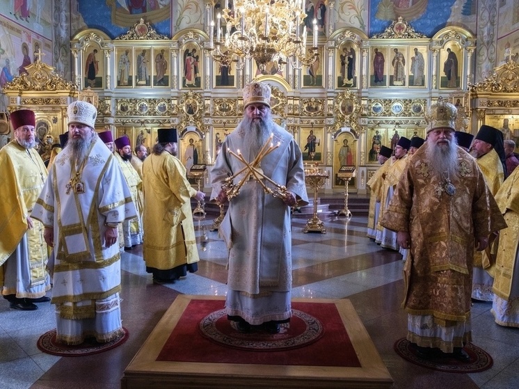 Владыка Лука в Биробиджане получил в дар икону Божией Матери «Хабаровская»