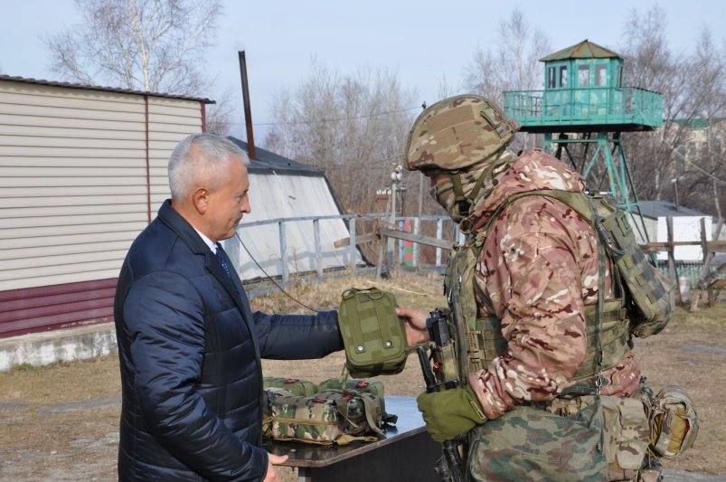 Жители Хабаровского края собрали аптечки для убывающих в командировку на границу Предоставлено пресс-службой Пограничного управления ФСБ России по Хабаровскому краю иЕАО