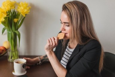 Жульен с грибами, сыром и курицей - закуска, которую быстро сметут с новогоднего стола1