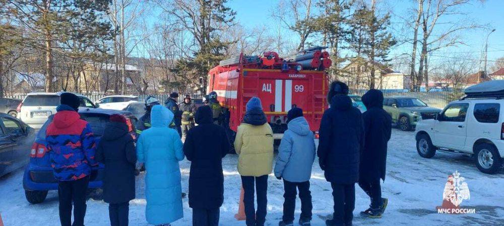 Пожарные МЧС России провели для ребят из центра военно-спортивной подготовки мастер-класс в Хабаровске