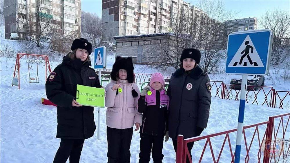 Сотрудники Госавтоинспекции по Амурскому району совместно с инспектором ПДН провели профилактическое мероприятие «Безопасный зимний двор»