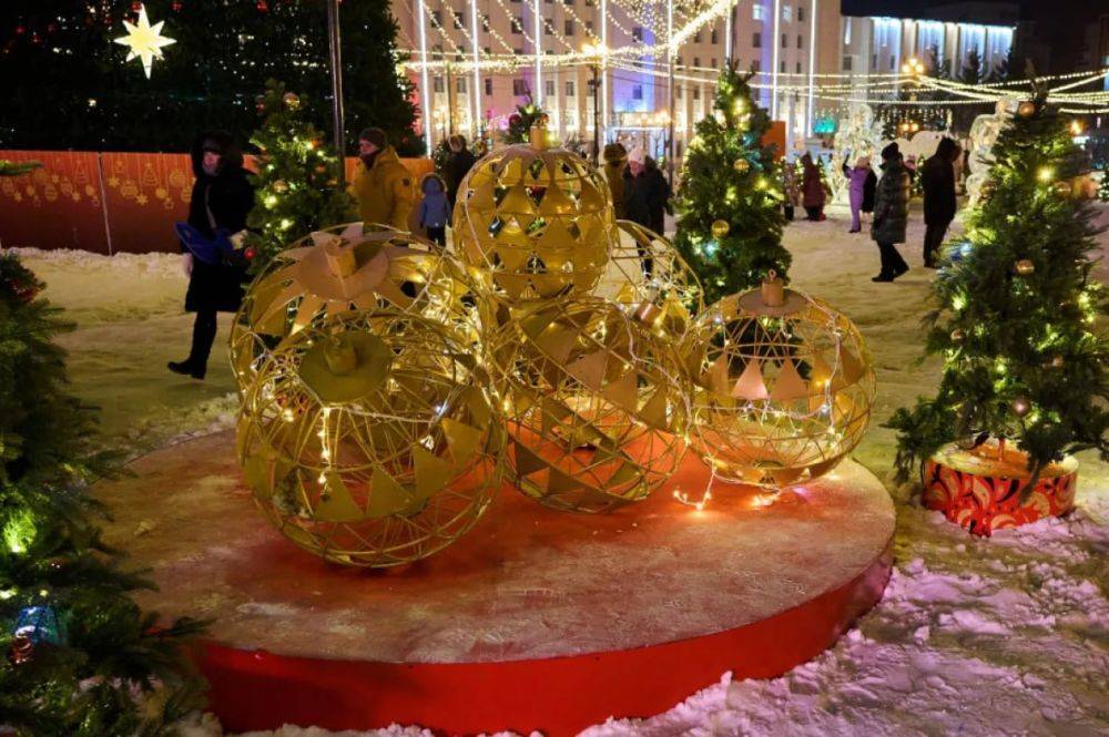 Новогодняя программа стартовала на площади Ленина в Хабаровске