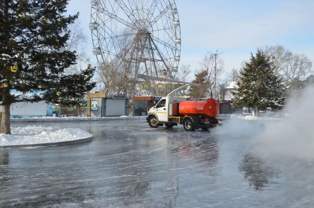 Каток начали заливать в районе стадиона имени Ленина