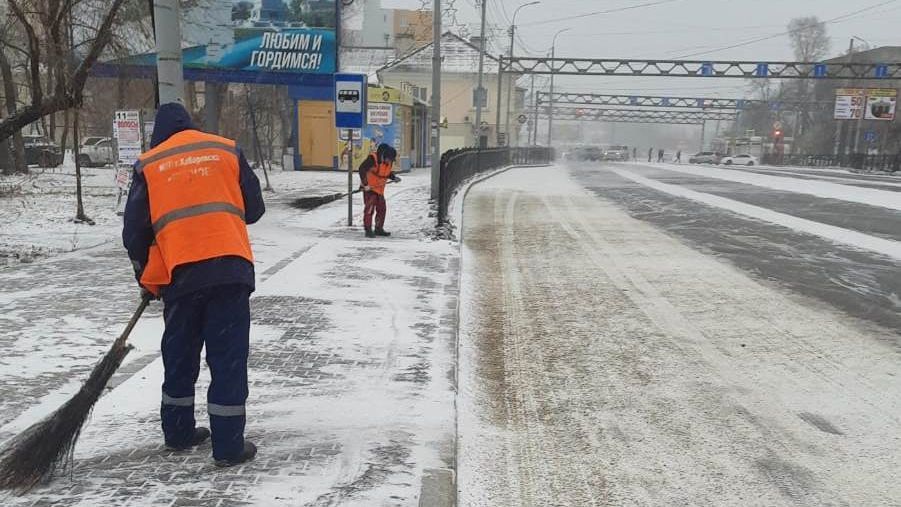 Уборка снега в Хабаровске ведётся в круглосуточном режиме