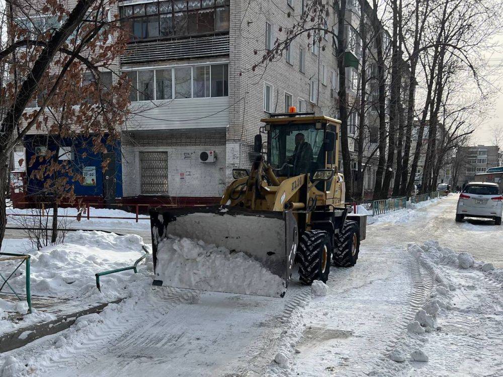 Уборка снега во дворах города