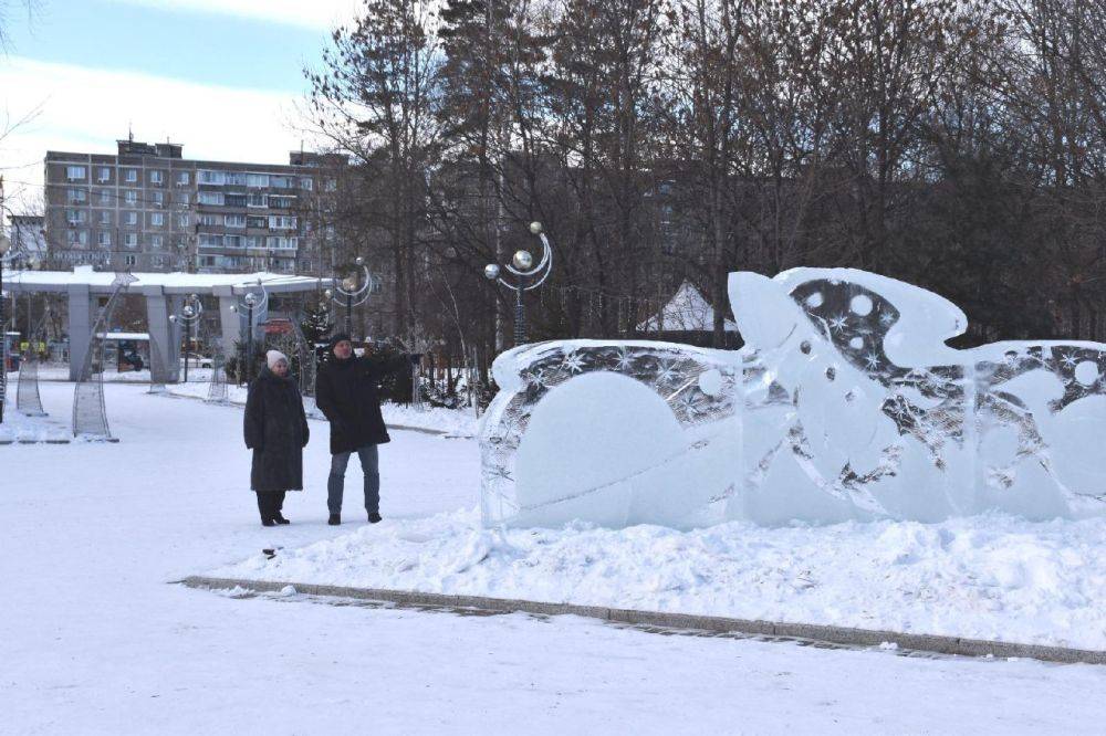 Новогодний городок обустраивают в парке имени Гагарина