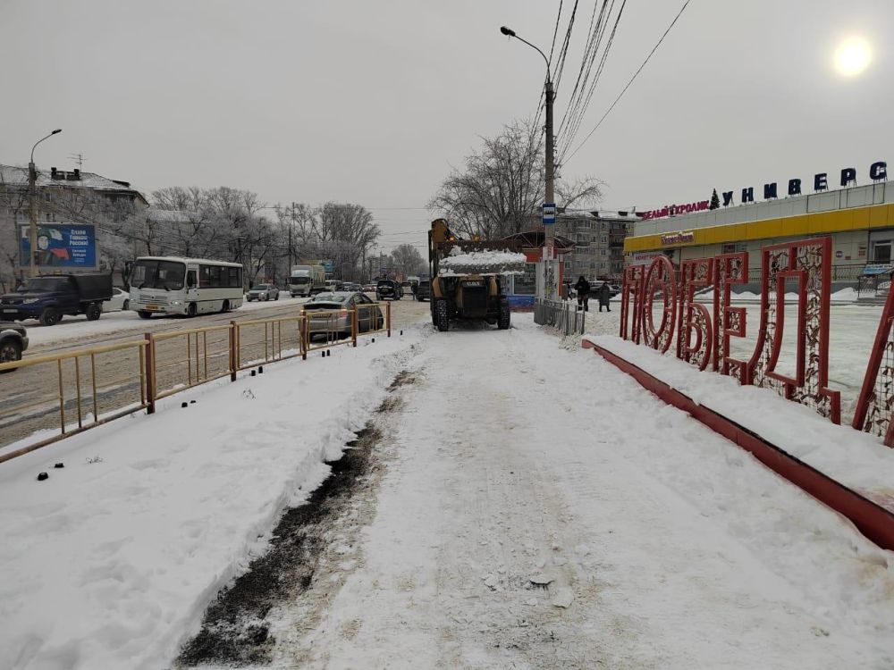 Уборка улиц от снега в Индустриальном районе