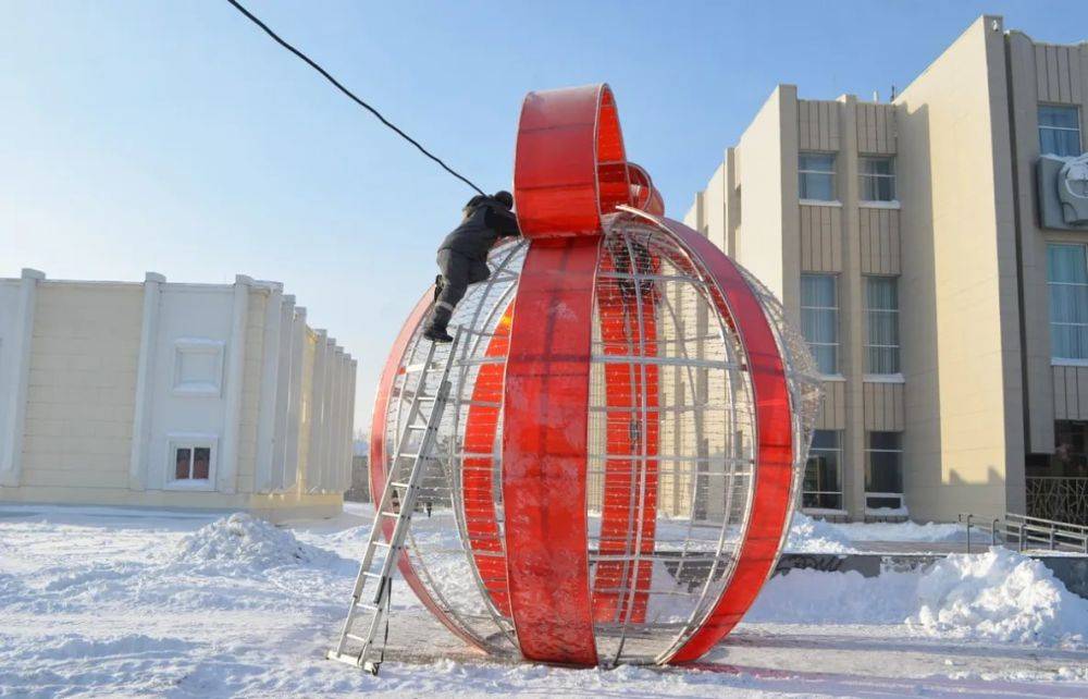 Рабочие обустраивают главный новогодний городок в Комсомольске-на-Амуре