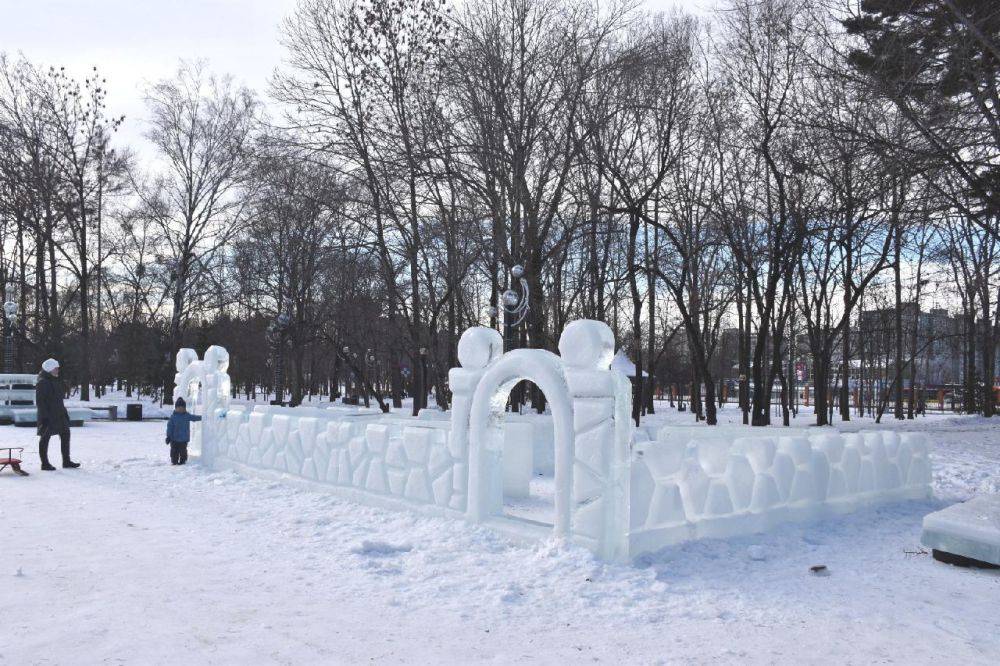 Новогодний городок обустраивают в парке имени Гагарина