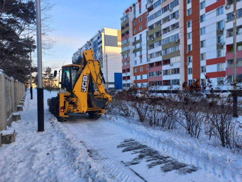 Очистка тротуаров и лестничных спусков идет в Хабаровске