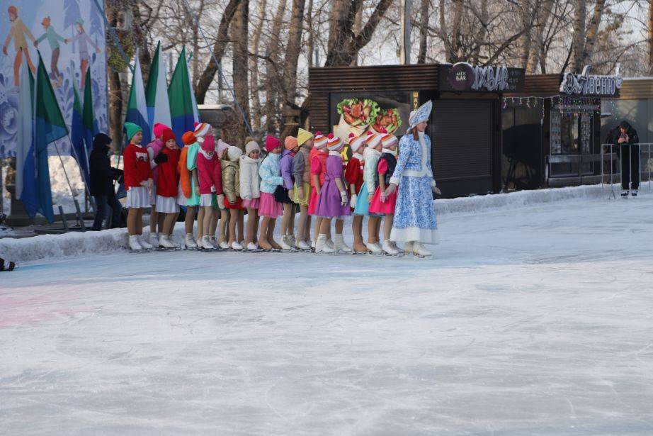 Народный каток открылся на городской набережной в Хабаровске