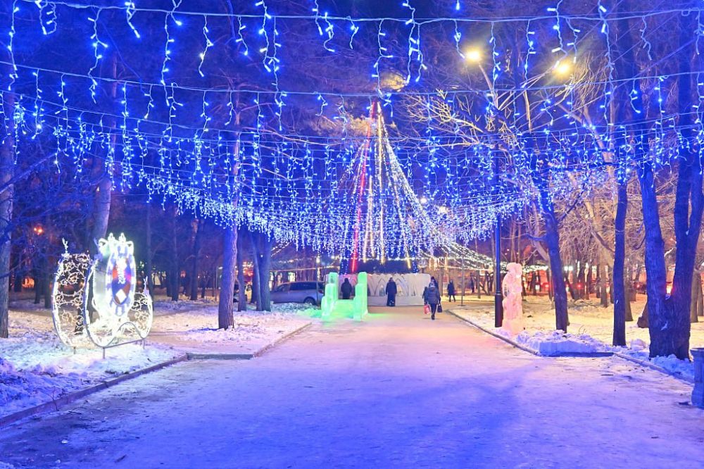 Новогодний городок открылся на Амурском бульваре в Хабаровске