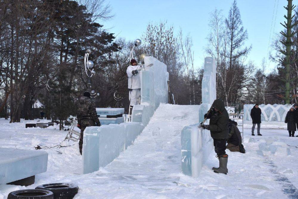 Новогодний городок обустраивают в парке имени Гагарина