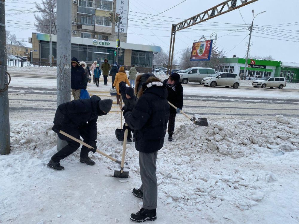 Уборка улиц от снега в Индустриальном районе