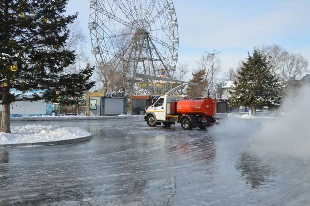 Большой каток начали заливать на стадионе имени Ленина