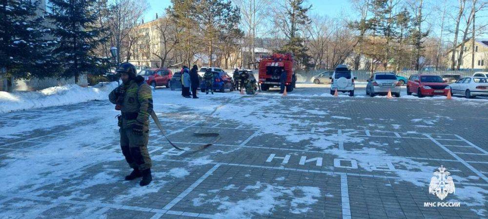 Пожарные МЧС России провели для ребят из центра военно-спортивной подготовки мастер-класс в Хабаровске