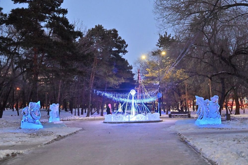 Новогодний городок открылся на Амурском бульваре в Хабаровске