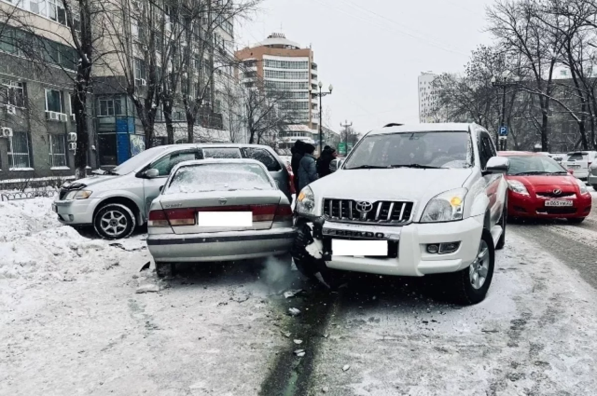 Масштабное ДТП на улице Серышева в Хабаровске — шесть автомобилей разбиты0