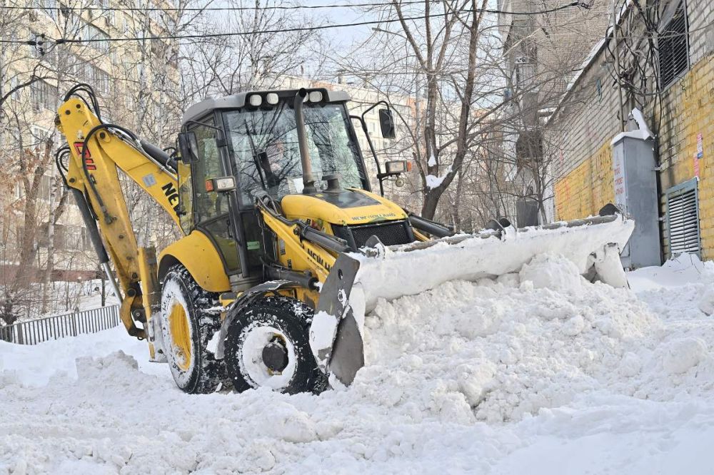 В Хабаровске коммунальщики продолжают очищать дворы от снега