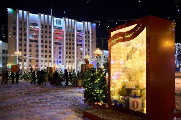 Новогодний городок открылся на площади Ленина в Хабаровске