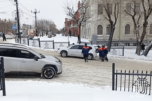 Amur Mash: в Хабаровске сотрудники МЧС вручную толкали автомобили в горку