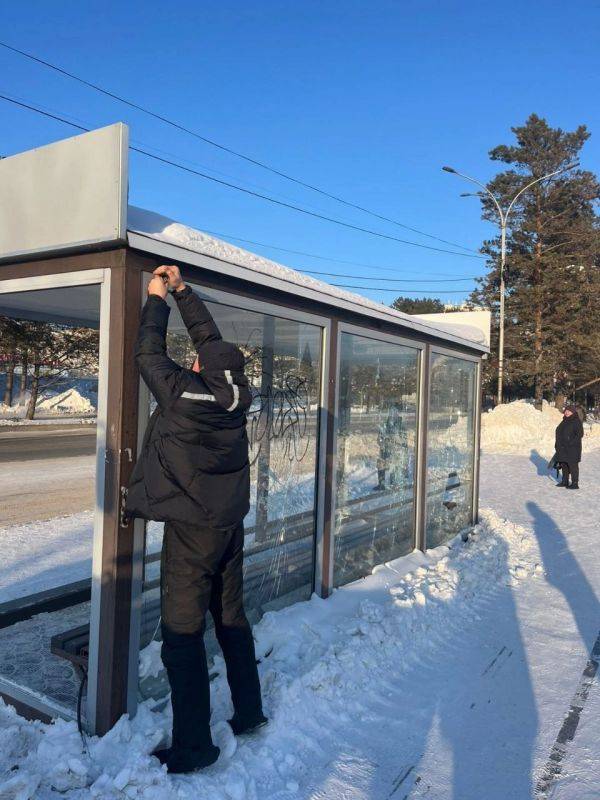 Поврежденную вандалами остановку восстанавливают у Драматического театра в Комсомольске