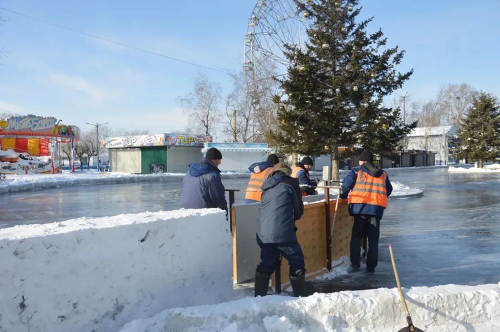 Каток начали заливать в районе стадиона имени Ленина