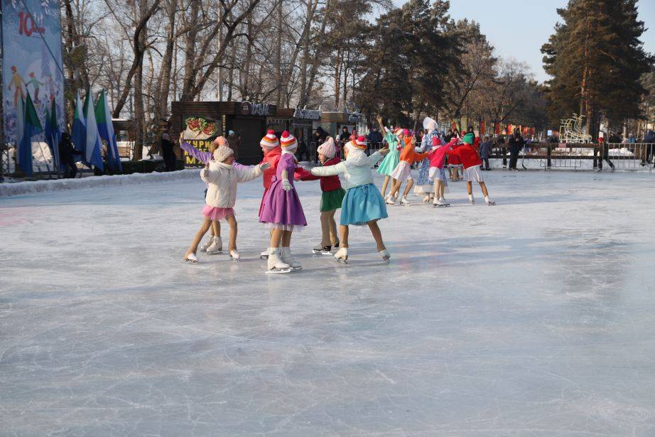 Народный каток открылся на городской набережной в Хабаровске