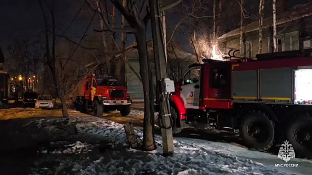 Бойцы МЧС России спасли 4-х человек на пожаре в бараке в Хабаровске